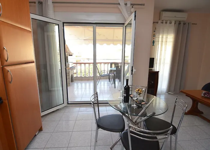 Апартаменты Elegant Near The Неа-Перамос